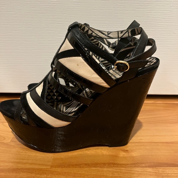 Jessica Simpson Black & Cream Platform Heels - GUC! - Picture 2 of 7